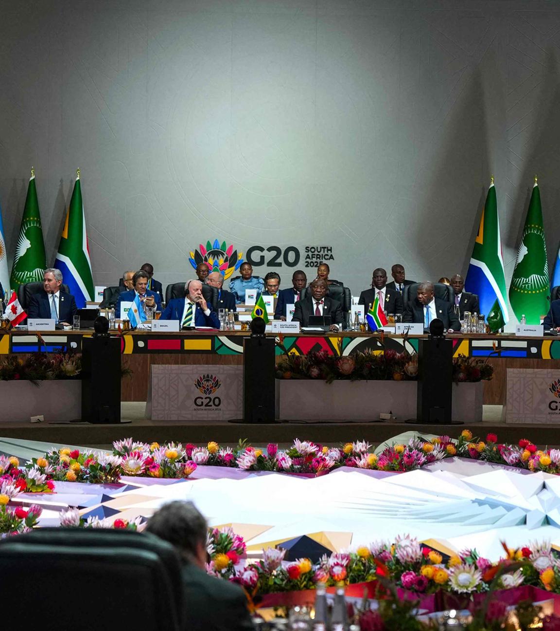 Der südafrikanische Präsident Cyril Ramaphosa hält die Eröffnungsrede, während er am 22.11.2025 im Nasrec Expo Centre in Johannesburg den Vorsitz der Plenarsitzung des G20-Gipfels innehat. 