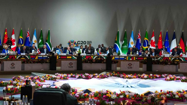 Der südafrikanische Präsident Cyril Ramaphosa hält die Eröffnungsrede, während er am 22.11.2025 im Nasrec Expo Centre in Johannesburg den Vorsitz der Plenarsitzung des G20-Gipfels innehat. 