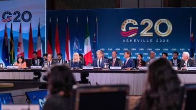 US-Finanzminister Scott Bessent (Mitte), flankiert von Erin Browne (Mitte links), Unterstaatssekretärin für internationale Angelegenheiten im US-Finanzministerium, und dem Vorsitzenden der US-Notenbank (Fed), Kevin Warsh.