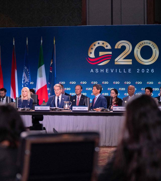 US-Finanzminister Scott Bessent (Mitte), flankiert von Erin Browne (Mitte links), Unterstaatssekretärin für internationale Angelegenheiten im US-Finanzministerium, und dem Vorsitzenden der US-Notenbank (Fed), Kevin Warsh.