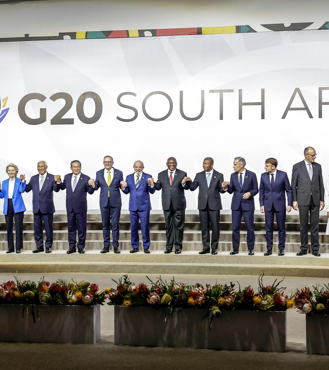 Auf dem Bild sind mehrere Staatsoberhäupte auf dem G20 in Südafrika zu sehen.
