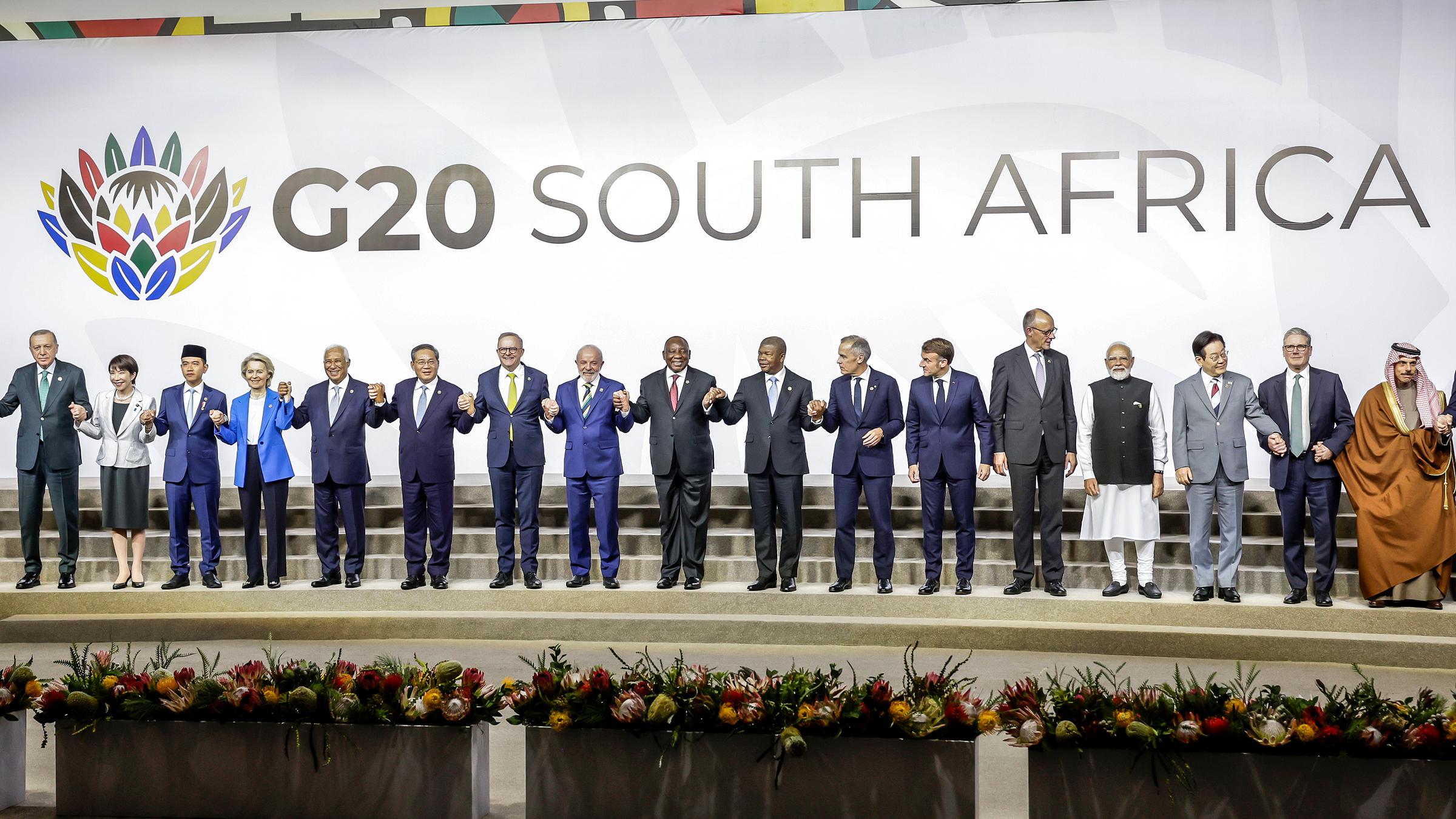 Auf dem Bild sind mehrere Staatsoberhäupte auf dem G20 in Südafrika zu sehen.