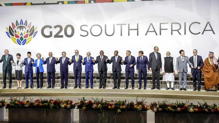 Auf dem Bild sind mehrere Staatsoberhäupte auf dem G20 in Südafrika zu sehen.