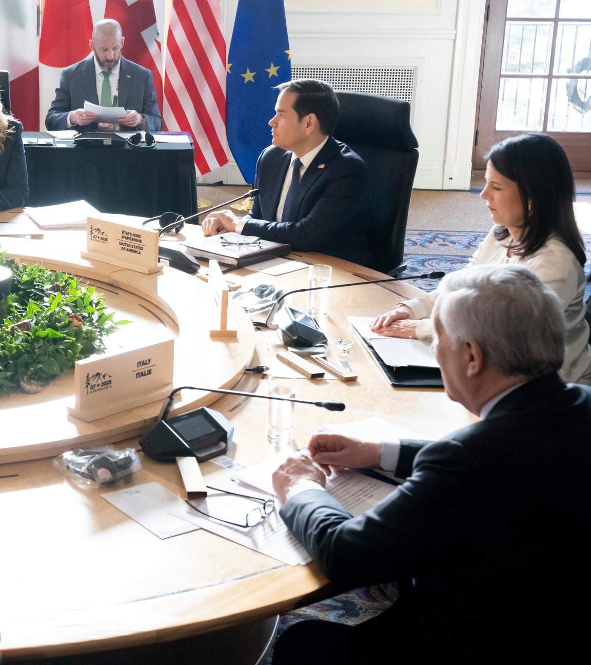 Von links: Der japanische Außenminister Iwaya Takeshi, die kanadische Außenministerin Melanie Joly, der US-Außenminister Marco Rubio, die deutsche Außenministerin Annalena Baerbock, der italienische Außenminister Antonio Tajani und die EU-Außenbeauftragte Kaja Kallas nehmen am  14. 3. 2025, am Treffen der G7-Außenminister in La Malbaie, Kanada, teil.