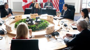 Von links: Der japanische Außenminister Iwaya Takeshi, die kanadische Außenministerin Melanie Joly, der US-Außenminister Marco Rubio, die deutsche Außenministerin Annalena Baerbock, der italienische Außenminister Antonio Tajani und die EU-Außenbeauftragte Kaja Kallas nehmen am  14. 3. 2025, am Treffen der G7-Außenminister in La Malbaie, Kanada, teil.