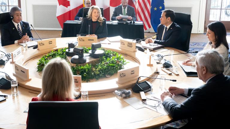 Von links: Der japanische Außenminister Iwaya Takeshi, die kanadische Außenministerin Melanie Joly, der US-Außenminister Marco Rubio, die deutsche Außenministerin Annalena Baerbock, der italienische Außenminister Antonio Tajani und die EU-Außenbeauftragte Kaja Kallas nehmen am  14. 3. 2025, am Treffen der G7-Außenminister in La Malbaie, Kanada, teil.