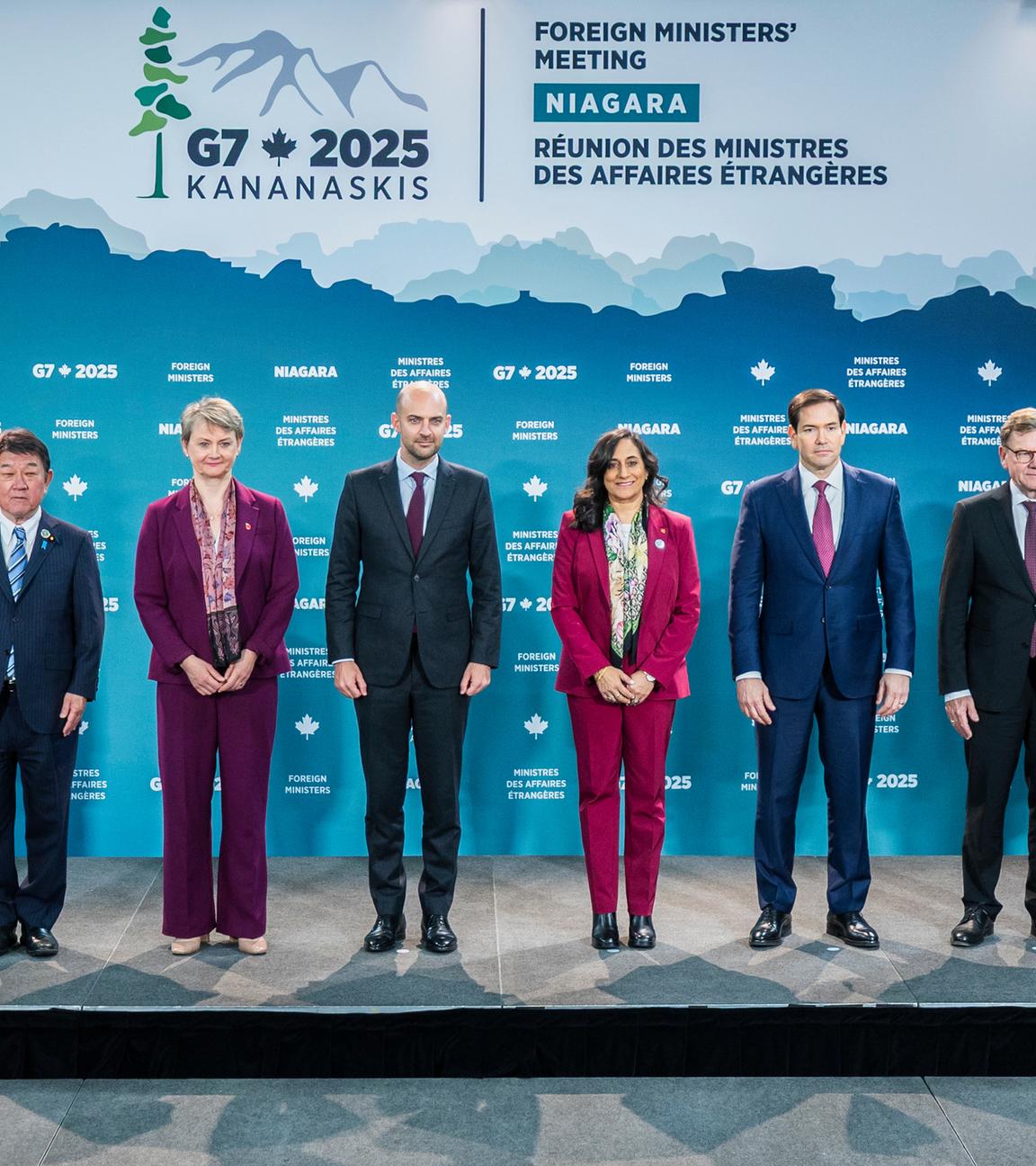G7-Außenministerinnen und -minister posieren beim Treffen in Niagara-on-the-Lake, Kanada, für ein Gruppenfoto.