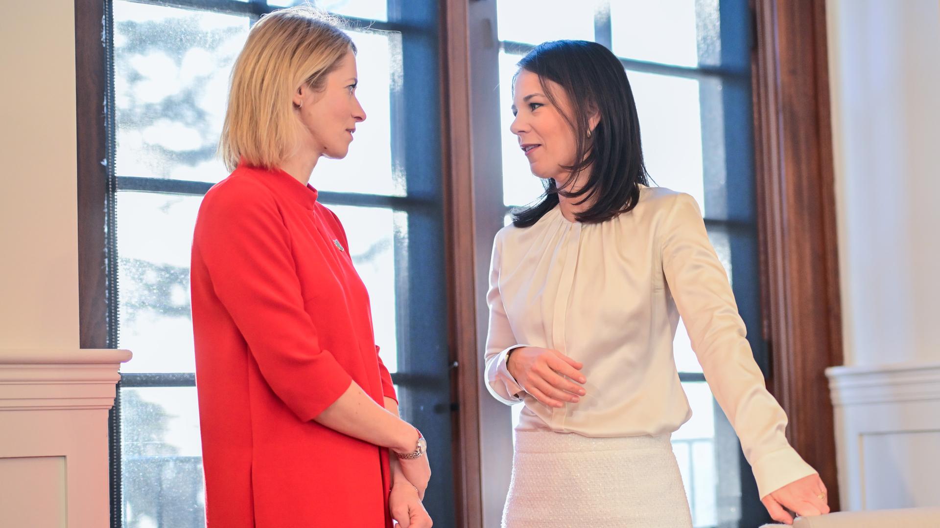 Annalena Baerbock (Bündnis 90/Die Grünen, r), Außenministerin, trifft sich während des G7-Außenministertreffens zu einem Gespräch mit Kaja Kallas, Hohe Vertreterin der Europäischen Kommission für die Außen- und Sicherheitspolitik. 