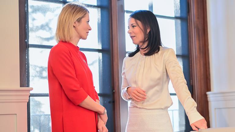 Annalena Baerbock (Bündnis 90/Die Grünen, r), Außenministerin, trifft sich während des G7-Außenministertreffens zu einem Gespräch mit Kaja Kallas, Hohe Vertreterin der Europäischen Kommission für die Außen- und Sicherheitspolitik. 