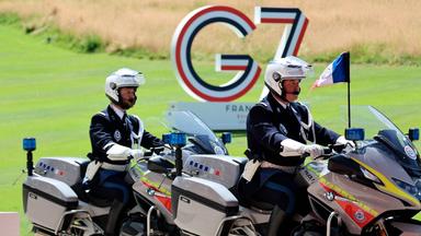 Polizisten schützen den Auftakt zum G7-Gipfel in Evian.