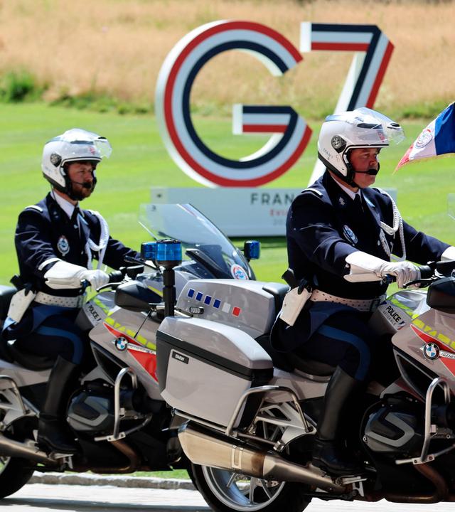 Polizisten schützen den Auftakt zum G7-Gipfel in Evian.