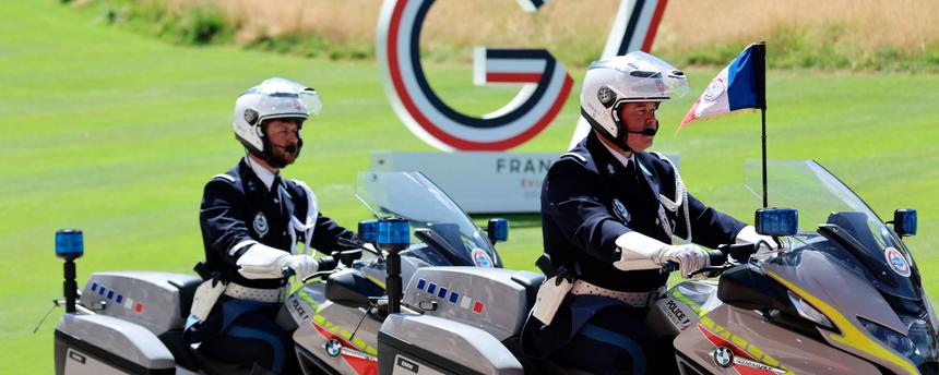 Polizisten schützen den Auftakt zum G7-Gipfel in Evian.