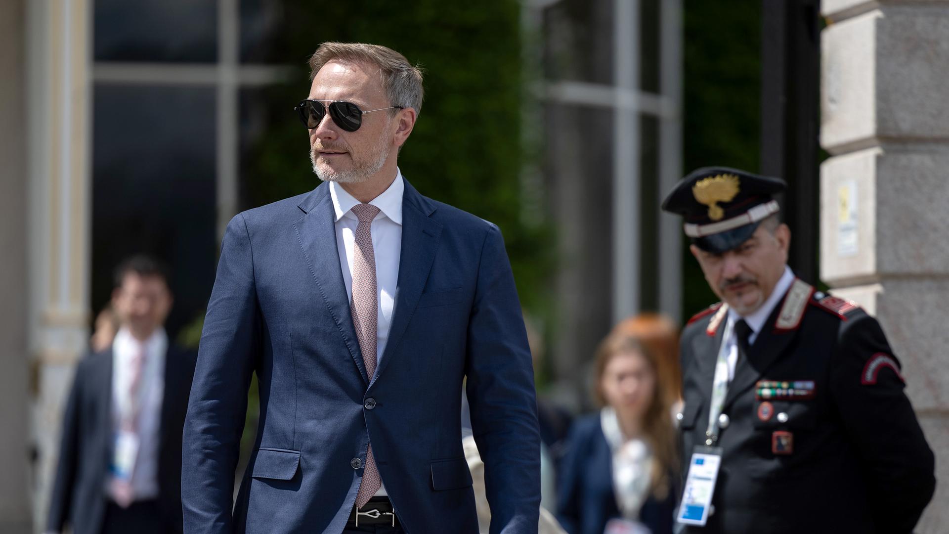 Christian Lindner (FDP), Bundesminister der Finanzen, verlässt das Tagungshotel