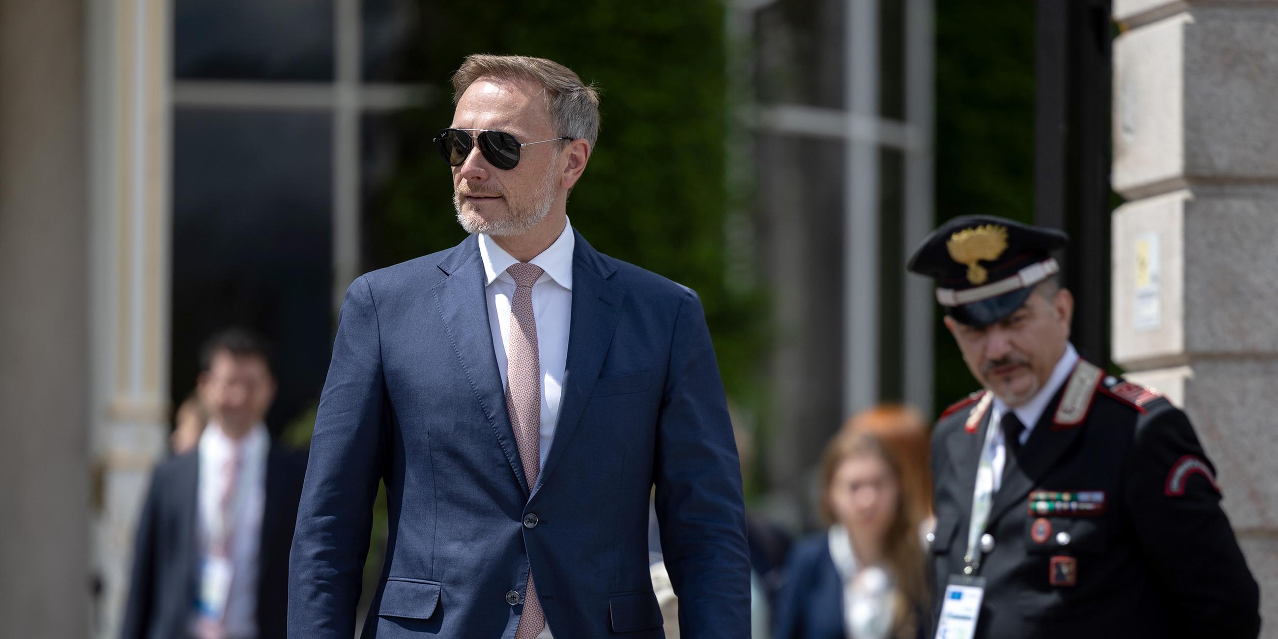 Christian Lindner (FDP), Bundesminister der Finanzen, verlässt das Tagungshotel