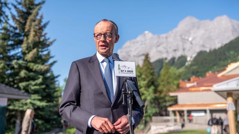 Bundeskanzler Friedrich Merz gibt während des G7-Treffens in Kananaskis, Alberta, Kanada, eine Erklärung ab