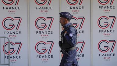 Ein französischer Polizist geht in Evian-les-Bains im Osten Frankreichs an G7-Logos vorbei.