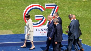 (Von links) Japans Premierministerin Sanae Takaichi, US-Präsident Donald Trump, Kanadas Premierminister Mark Carney, der britische Premierminister Keir Starmer und Deutschlands Bundeskanzler Friedrich Merz begeben sich am 16. 6. 2026 beim G7-Gipfel im ostfranzösischen Évian zu ihren Plätzen für das Gruppenfoto. 