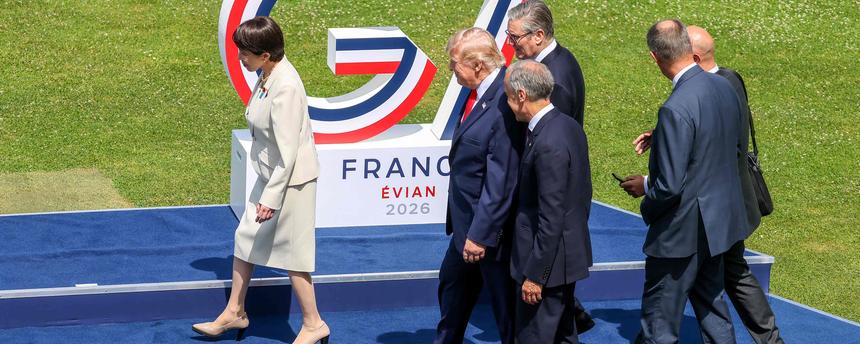 (Von links) Japans Premierministerin Sanae Takaichi, US-Präsident Donald Trump, Kanadas Premierminister Mark Carney, der britische Premierminister Keir Starmer und Deutschlands Bundeskanzler Friedrich Merz begeben sich am 16. 6. 2026 beim G7-Gipfel im ostfranzösischen Évian zu ihren Plätzen für das Gruppenfoto. 