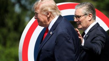 US-Präsident Donald Trump (l.) und der britische Premierminister Keir Starmer treffen am 16. 6. 2026 beim G7-Gipfel in Évian (Ostfrankreich) zu einem Gruppenfoto ein. 