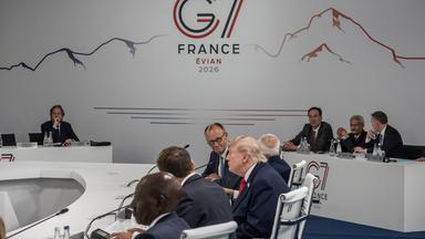 Bundeskanzler Friedrich Merz (CDU, hinten M) nimmt neben Narendra Modi, Premierminister von Indien US-Präsident Donald Trump, Emmanuel Macron, Präsident von Frankreich, und William Ruto, Präsident von Kenia beim G7 Treffen in Evian an der Arbeitssitzung mit den Gästen teil. 
