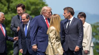 Die italienische Ministerpräsidentin Giorgia Meloni, US-Präsident Donald Trump und der französische Präsident Emmanuel Macron nach dem Gruppenfoto beim G7-Gipfel in Évian am 16. 6. 2026. 