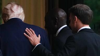 Der französische Präsident Emmanuel Macron geht gemeinsam mit US-Präsident Donald Trump beim G7-Gipfel am Dienstag, dem 16. Juni 2026, in Évian-les-Bains, Frankreich. 