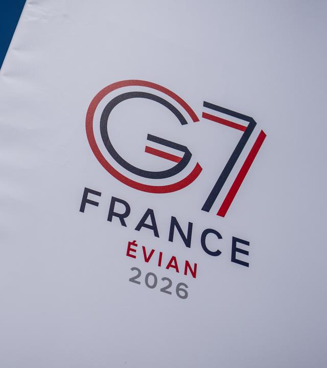 14.06.2026, Frankreich, Evian: Das G7 Logo vor Beginn des G7-Gipfel in Evian.