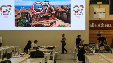 Journalisten arbeiten am 14. Juni 2026 – einen Tag vor Beginn der Veranstaltung – im internationalen Pressezentrum des G7-Gipfels in Publier bei Évian im Osten Frankreichs.
