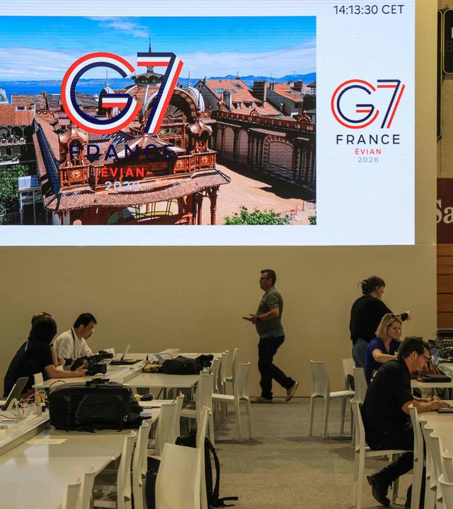 Journalisten arbeiten am 14. Juni 2026 – einen Tag vor Beginn der Veranstaltung – im internationalen Pressezentrum des G7-Gipfels in Publier bei Évian im Osten Frankreichs.