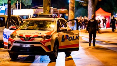 Schweiz: Genf: In Genf ist es vor dem G7 Gifel zu Protesten gekommen. Hier ist ein Polizeiauto bei den Protesten zu sehen. 