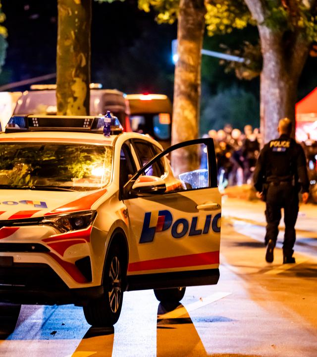 Schweiz: Genf: In Genf ist es vor dem G7 Gifel zu Protesten gekommen. Hier ist ein Polizeiauto bei den Protesten zu sehen. 