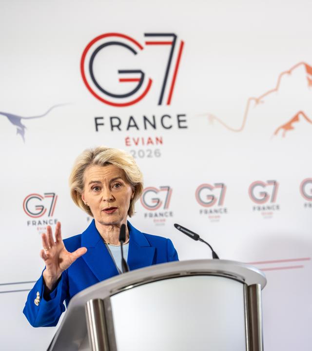 Ursula von der Leyen, Präsidentin der EU-Kommission, spricht neben António Costa, Präsident des Europäischen Rates, bei einer Pressekonferenz vor Beginn des G7 Gipfeltreffens in Evian.