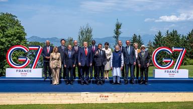 Beim Familienfoto beim G7 Gipfel nehmen Staats- und Regierungschefs der G7 mit den Gästen teil.