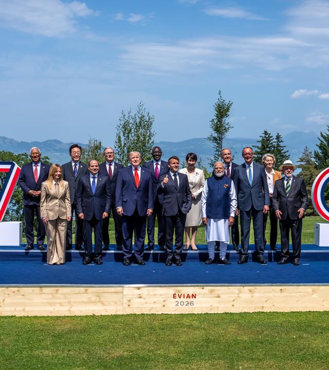 Beim Familienfoto beim G7 Gipfel nehmen Staats- und Regierungschefs der G7 mit den Gästen teil.