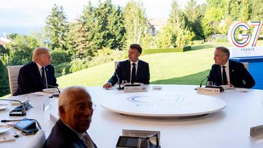 Von links in der hinteren Reihe: US-Präsident Donald Trump, der französische Präsident Emmanuel Macron, der kanadische Premierminister Mark Carney sowie in der vorderen Reihe der Präsident des Europäischen Rates, Antonio Costa, nehmen am 15.06.2026, am offiziellen Arbeitsessen im Rahmen des G7-Gipfels in Evian-Les-Bains, Frankreich, teil. 