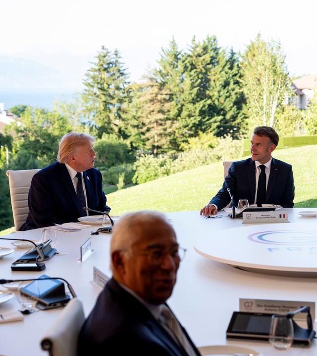 Von links in der hinteren Reihe: US-Präsident Donald Trump, der französische Präsident Emmanuel Macron, der kanadische Premierminister Mark Carney sowie in der vorderen Reihe der Präsident des Europäischen Rates, Antonio Costa, nehmen am 15.06.2026, am offiziellen Arbeitsessen im Rahmen des G7-Gipfels in Evian-Les-Bains, Frankreich, teil. 
