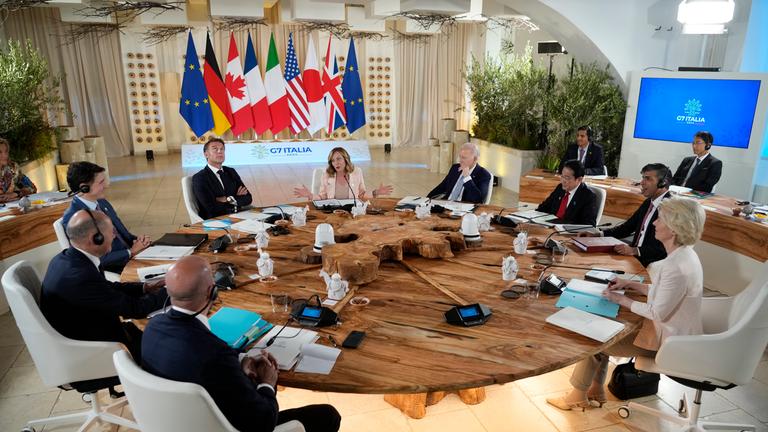 EU-Ratspräsident Charles Michel, Bundeskanzler Olaf Scholz, Kanadas Premierminister Justin Trudeau, Frankreichs Präsident Emmanuel Macron, Italiens Premierministerin Giorgia Meloni, US-Präsident Joe Biden, Japans Premierminister Fumio Kishida, Großbritanniens Premierminister Rishi Sunak und Europäer Kommissionspräsidentin Ursula von der Leyen nimmt an einer Arbeitssitzung während eines G7-Gipfels in Borgo Egnazia, Italien, am  13. 06. 2024, teil. 