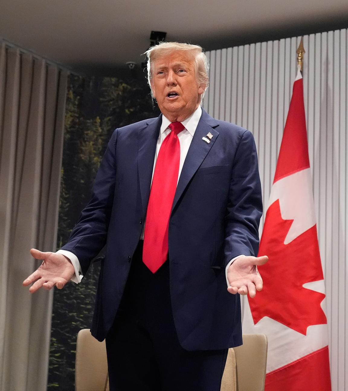 Donald Trump (links) spricht vor dem G7 Gipfel in Kanada mit dem kanadischen Premierminister Mark Carney.