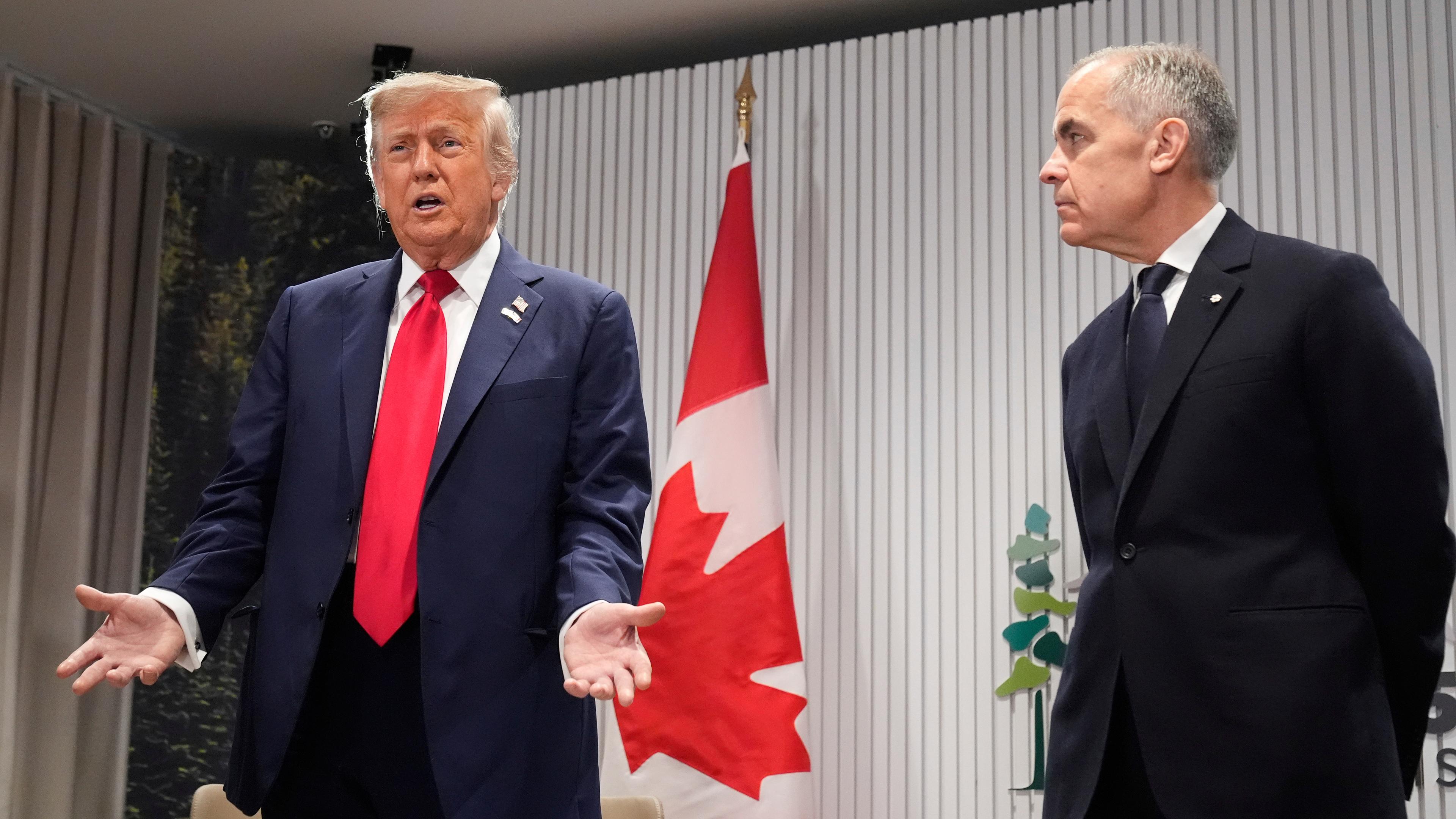 Donald Trump (links) spricht vor dem G7 Gipfel in Kanada mit dem kanadischen Premierminister Mark Carney.