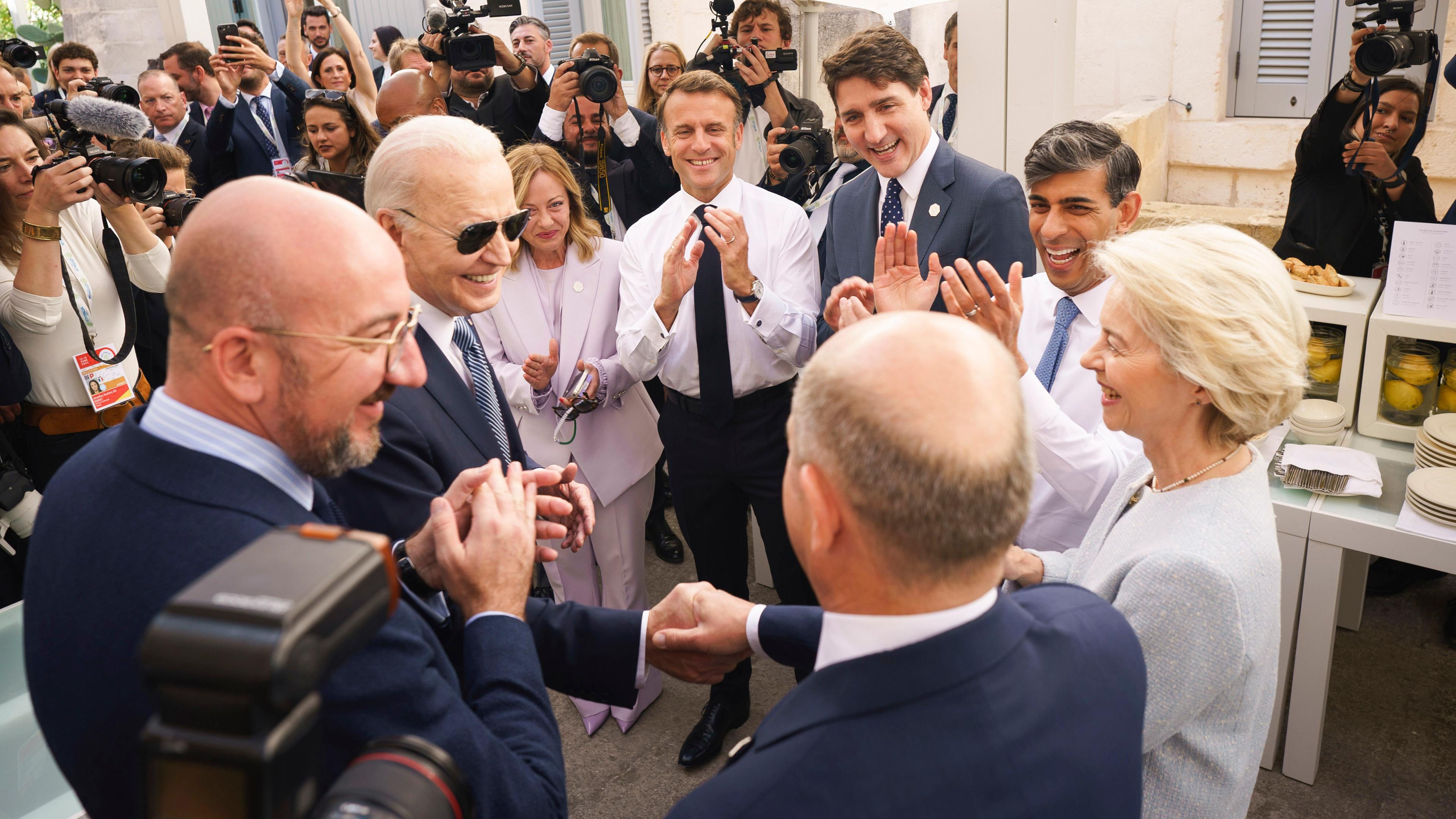 Italien, Savelletri: Bundeskanzler Olaf Scholz (mit dem Rücken zur Kamera) nimmt am Morgen des zweiten Tages des G7-Gipfels Glückwünsche zum Geburtstag entgegen.