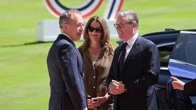 Der britische Premierminister Keir Starmer zusammen mit seiner Frau Victoria Starmer und dem britischen Botschafter in Frankreich, Thomas Drew.