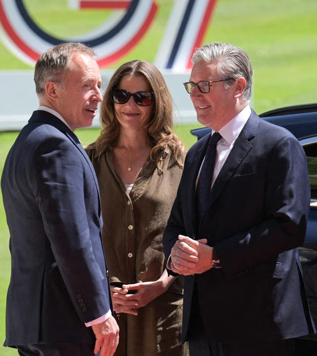 Der britische Premierminister Keir Starmer zusammen mit seiner Frau Victoria Starmer und dem britischen Botschafter in Frankreich, Thomas Drew.