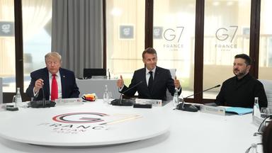 Frankreich, Evian-les-Bains: US-Präsident Donald Trump (l-r), der französische Präsident Emmanuel Macron und Wolodymyr Selenskyj, Präsident der Ukraine, während einer Arbeitssitzung auf dem G7-Gipfel