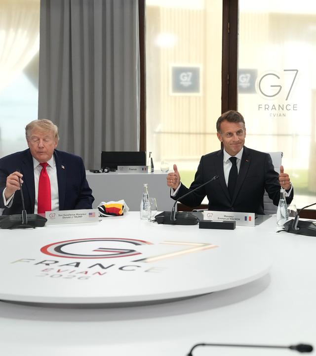 Frankreich, Evian-les-Bains: US-Präsident Donald Trump (l-r), der französische Präsident Emmanuel Macron und Wolodymyr Selenskyj, Präsident der Ukraine, während einer Arbeitssitzung auf dem G7-Gipfel