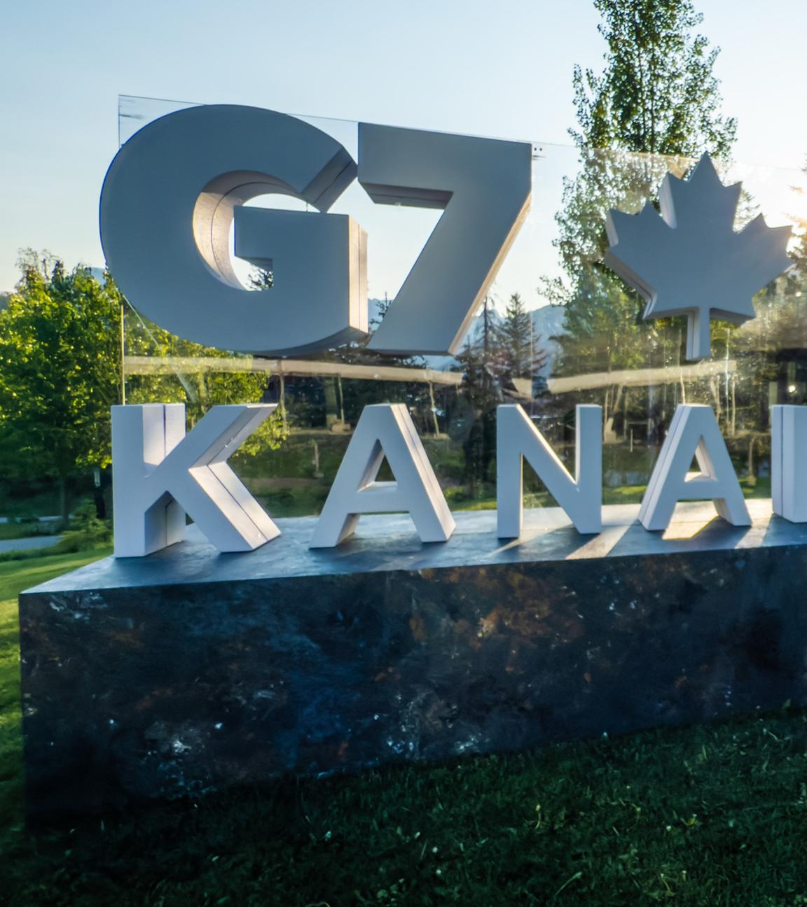 Das Logo zum G7-Gipfel in der Pomeroy Kananaskis Mountain Lodge steht am Pressezentrum in Banff, Kanada, am 15.06.2025.