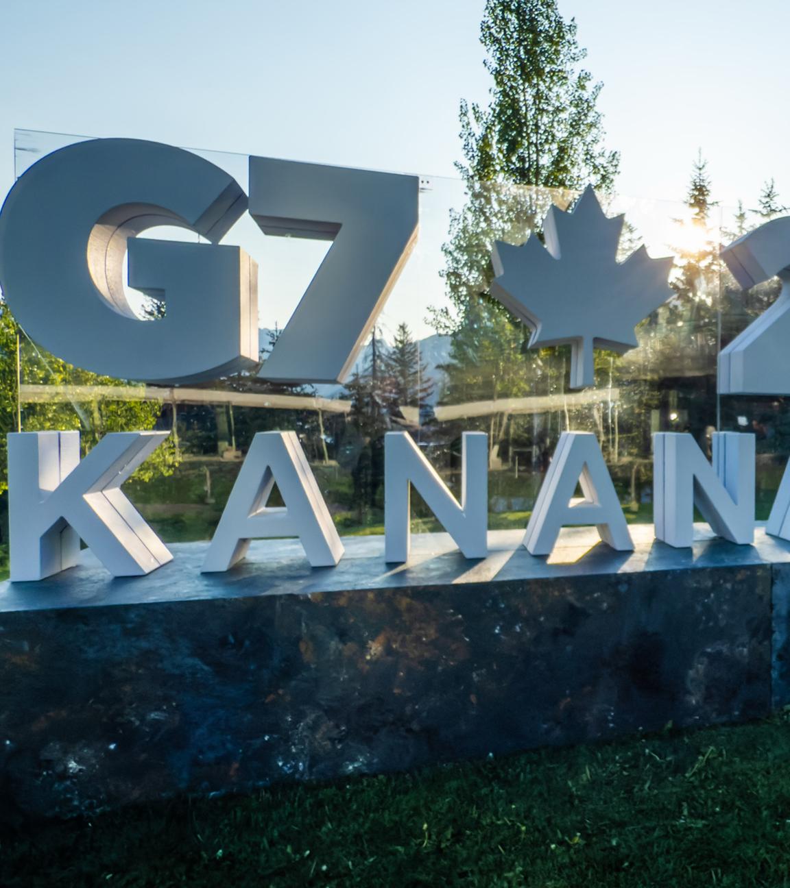 Das Logo zum G7-Gipfel in der Pomeroy Kananaskis Mountain Lodge steht am Pressezentrum in Banff, Kanada, am 15.06.2025.