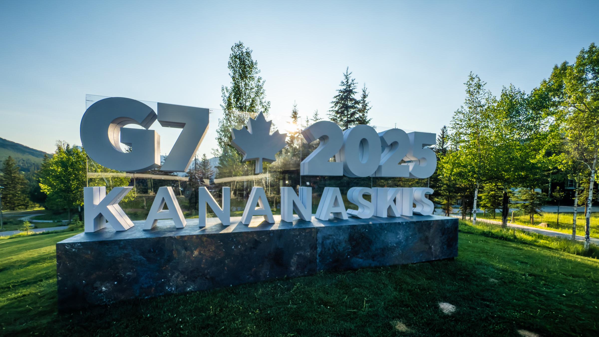 Das Logo zum G7-Gipfel in der Pomeroy Kananaskis Mountain Lodge steht am Pressezentrum in Banff, Kanada, am 15.06.2025.