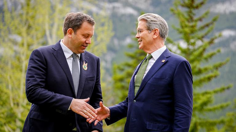 Lars Klingbeil schüttelt Scott Bessent die Hand.