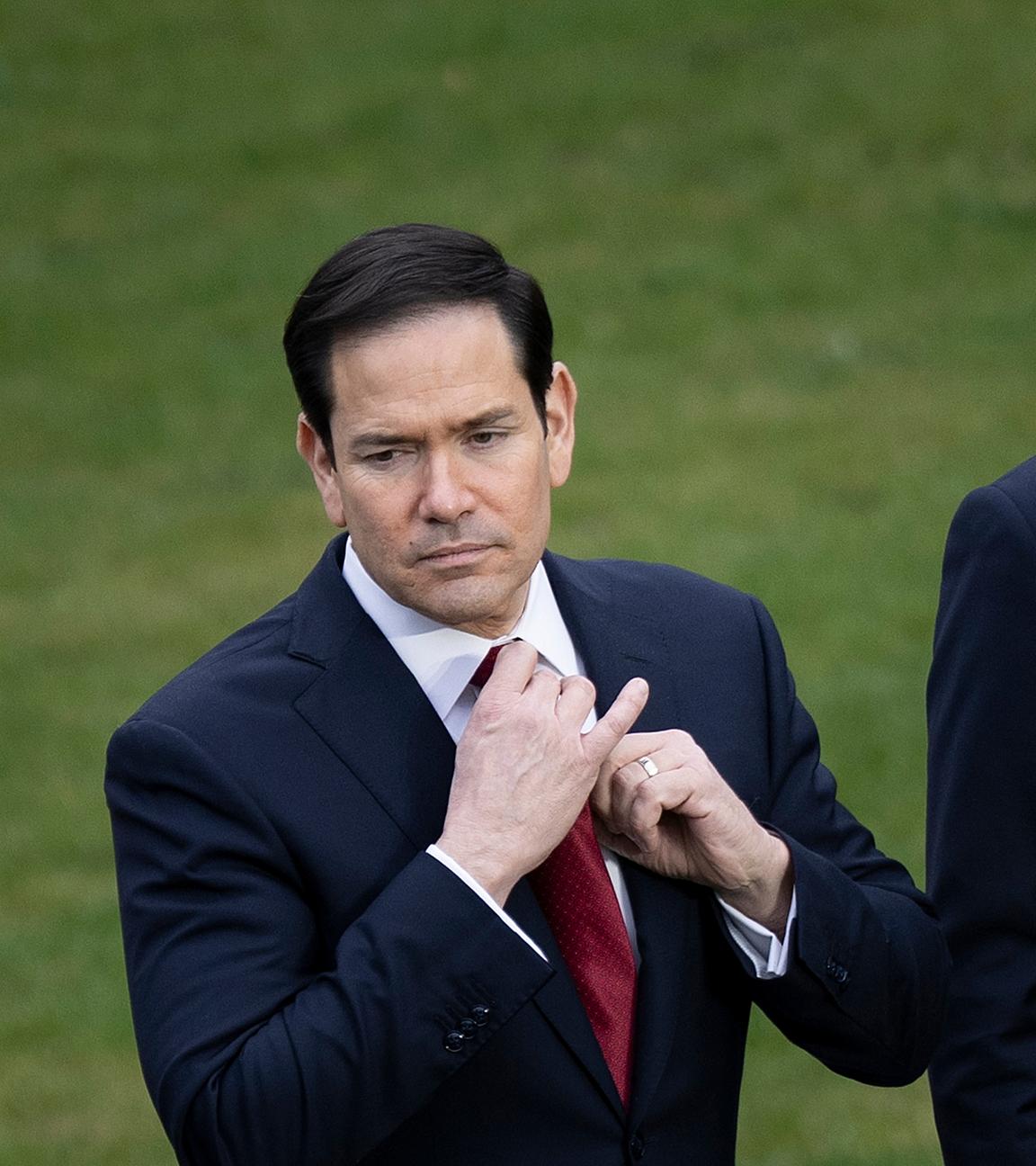 Der französische Außenminister Jean-Noël Barrot (rechts) und US-Außenminister Marco Rubio posieren für ein Foto während des G7-Außenministertreffens in der Abtei Vaux-de-Cernay in Cernay-la-Ville bei Paris am Freitag, dem 27. 3. 2026.