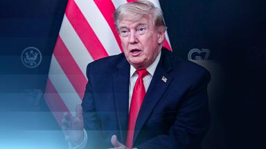 US-Präsident Donald Trump sitzt vor einer US-Flagge beim G7-Treffen.
